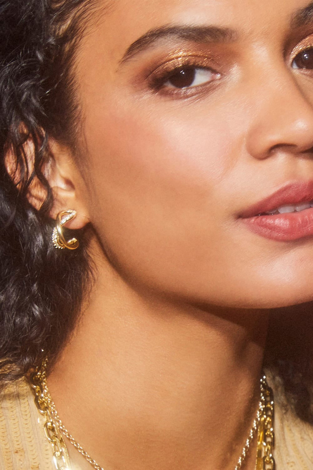 KENDRA SCOTT Annie Infinity Huggie Earrings in White Crystal