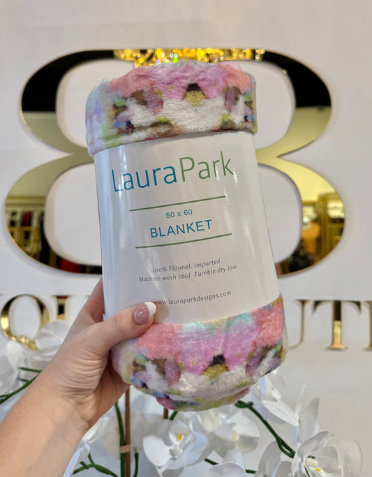 BOUTIQUE BOUTIQUE LAURA PARK BROOKS AVENUE PINK FLEECE BLANKET IN HAND