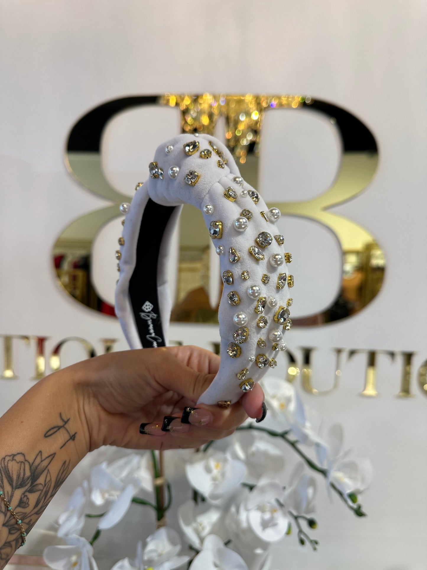 BOUTIQUE BRIANNA CANNON HEADBAND WHITE PEARL AND CRYSTAL IN HAND