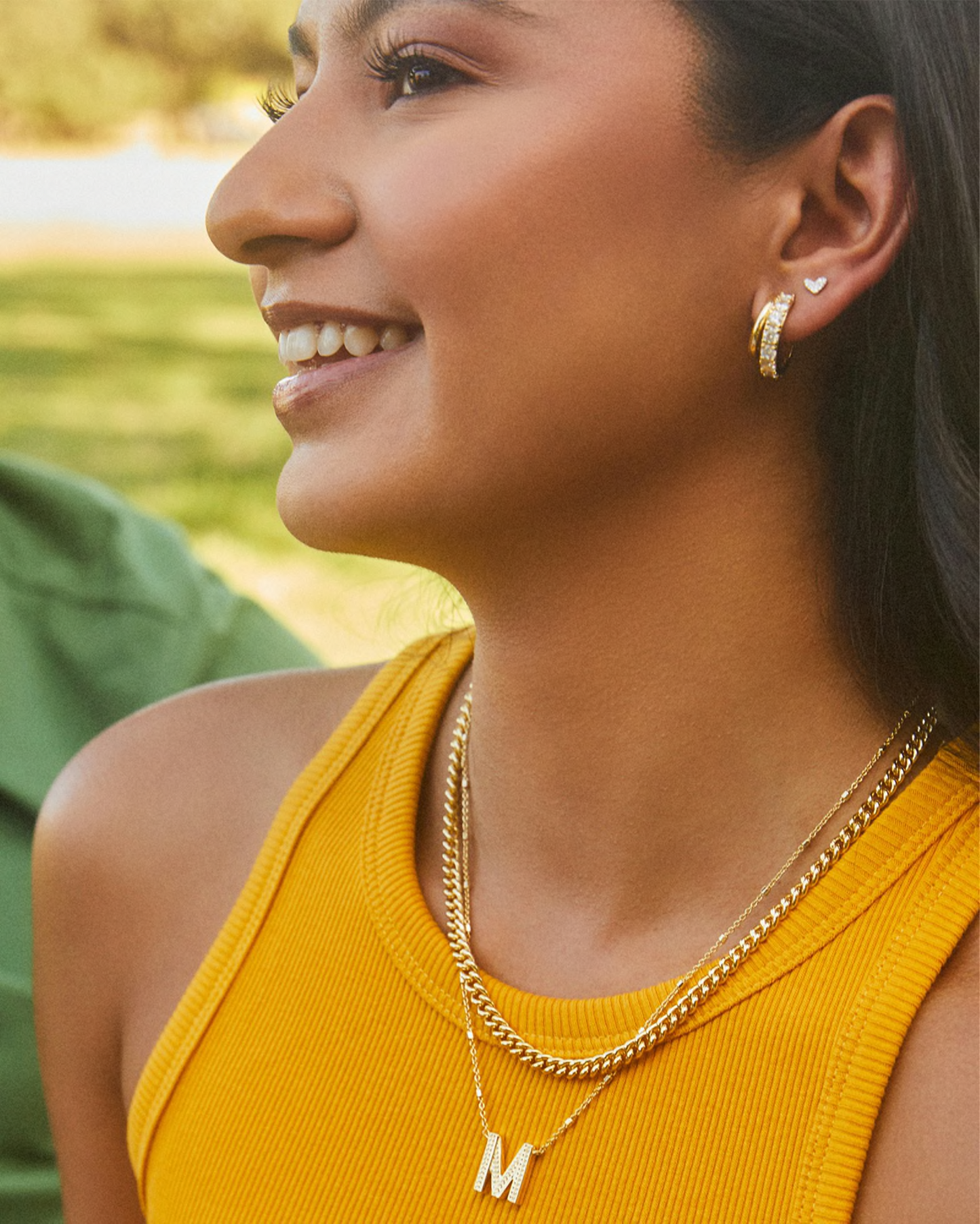 KENDRA SCOTT Pendientes Livy Huggie en cristal blanco