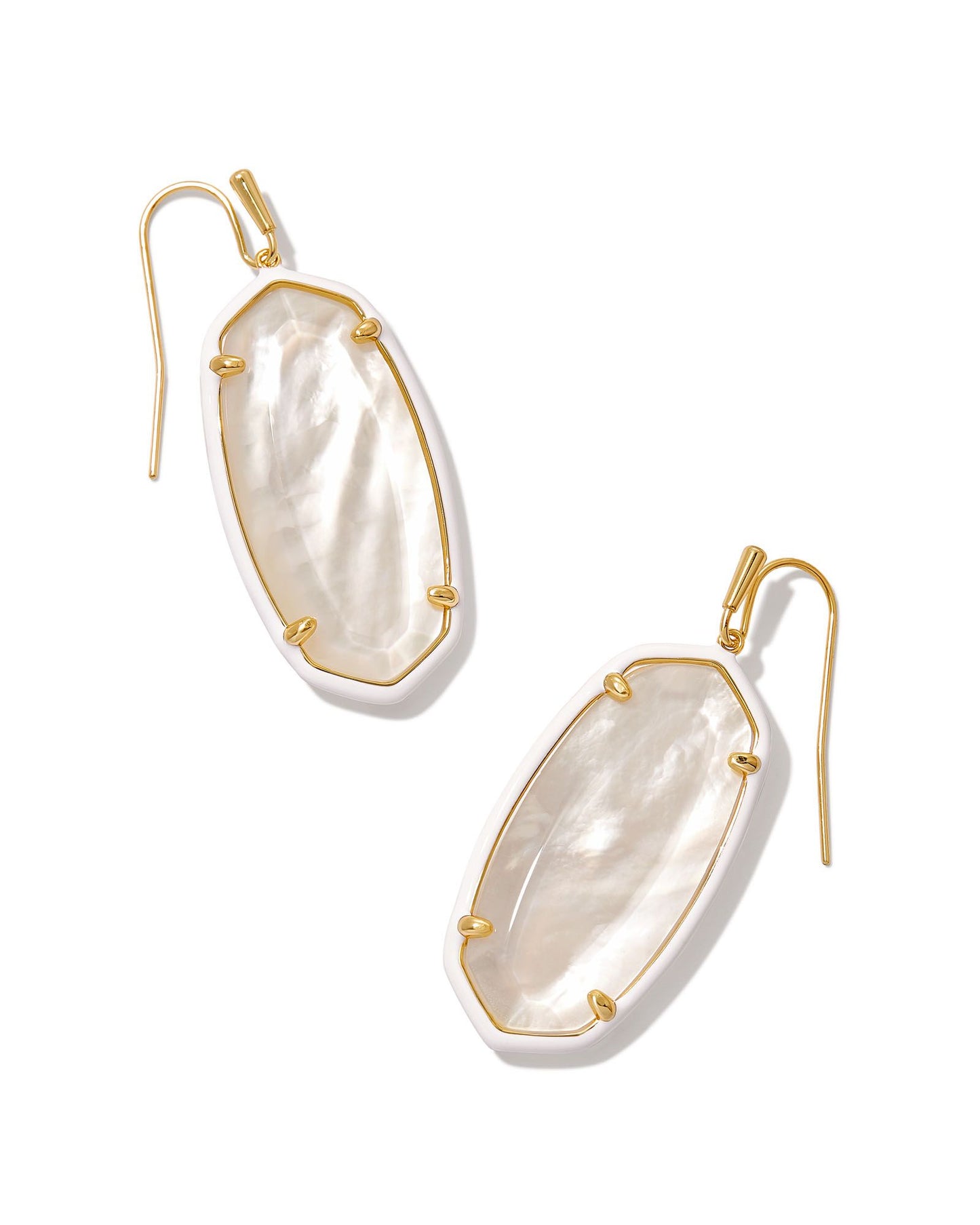 Pendientes colgantes con marco esmaltado dorado Elle de KENDRA SCOTT en mezcla de marfil