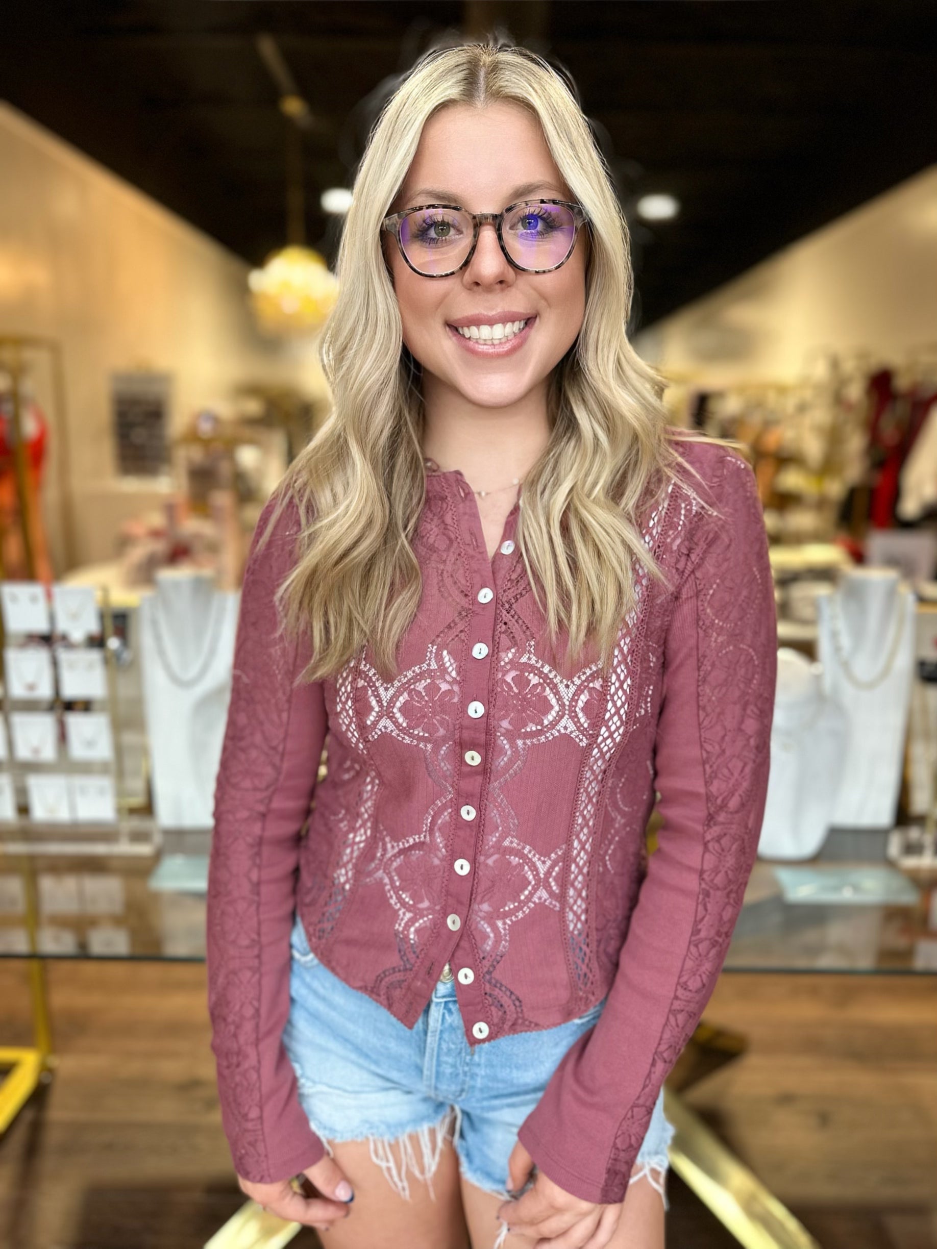 BOUTIQUE FREE PEOPLE JAE KNIT LONG SLEEVE CRUSHED BERRY FRONT ON MODEL