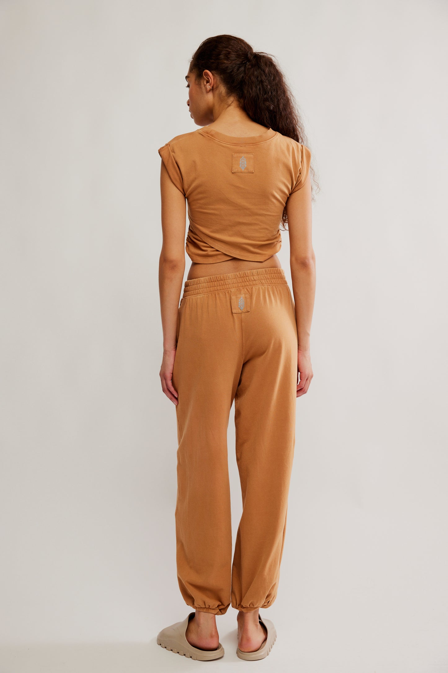 BOUTIQUE FREE PEOPLE MOVEMENT HOT SHOT CROSSOVER SET BACK CAMEL