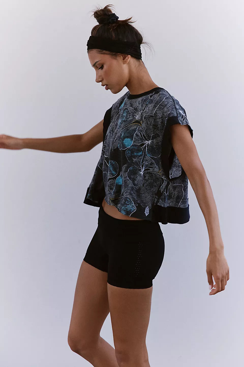 BOUTIQUE FREE PEOPLE MY TIME TEE PRINTED MIDNIGHT FLORAL BLACK SIDE