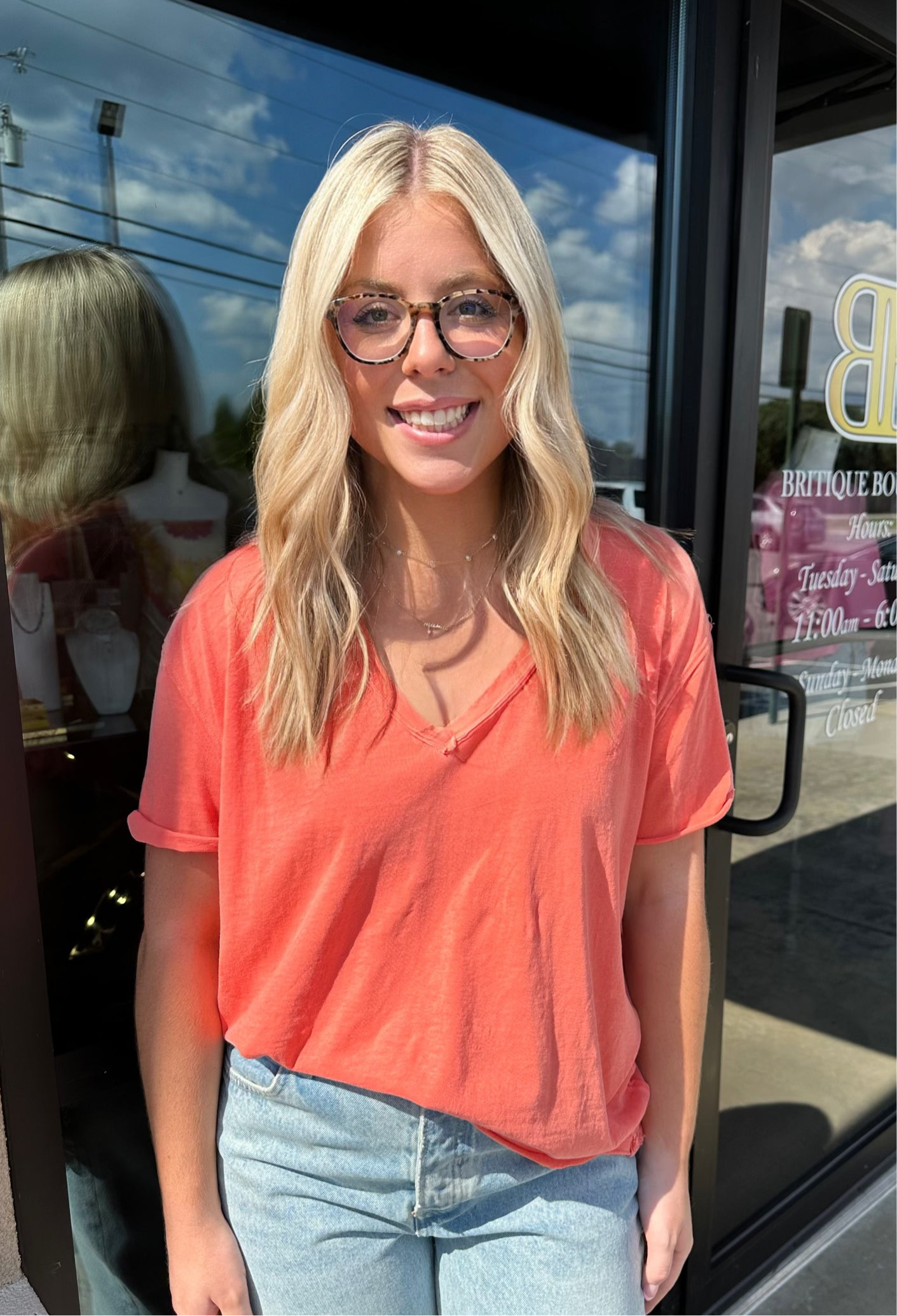 BOUTIQUE FREE PEOPLE NINA V NECK TEE THRIVING CORAL ON MODEL FRONT