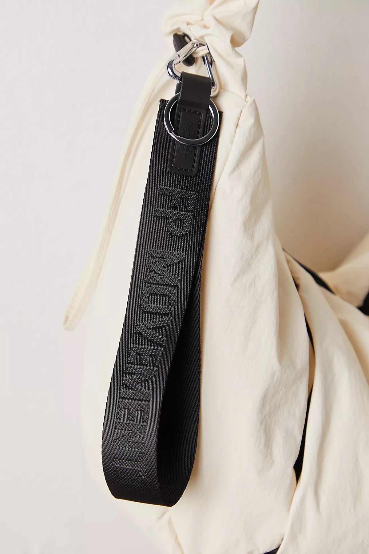 BOUTIQUE FREE PEOPLE THERE IT IS KEYCHAIN BLACK