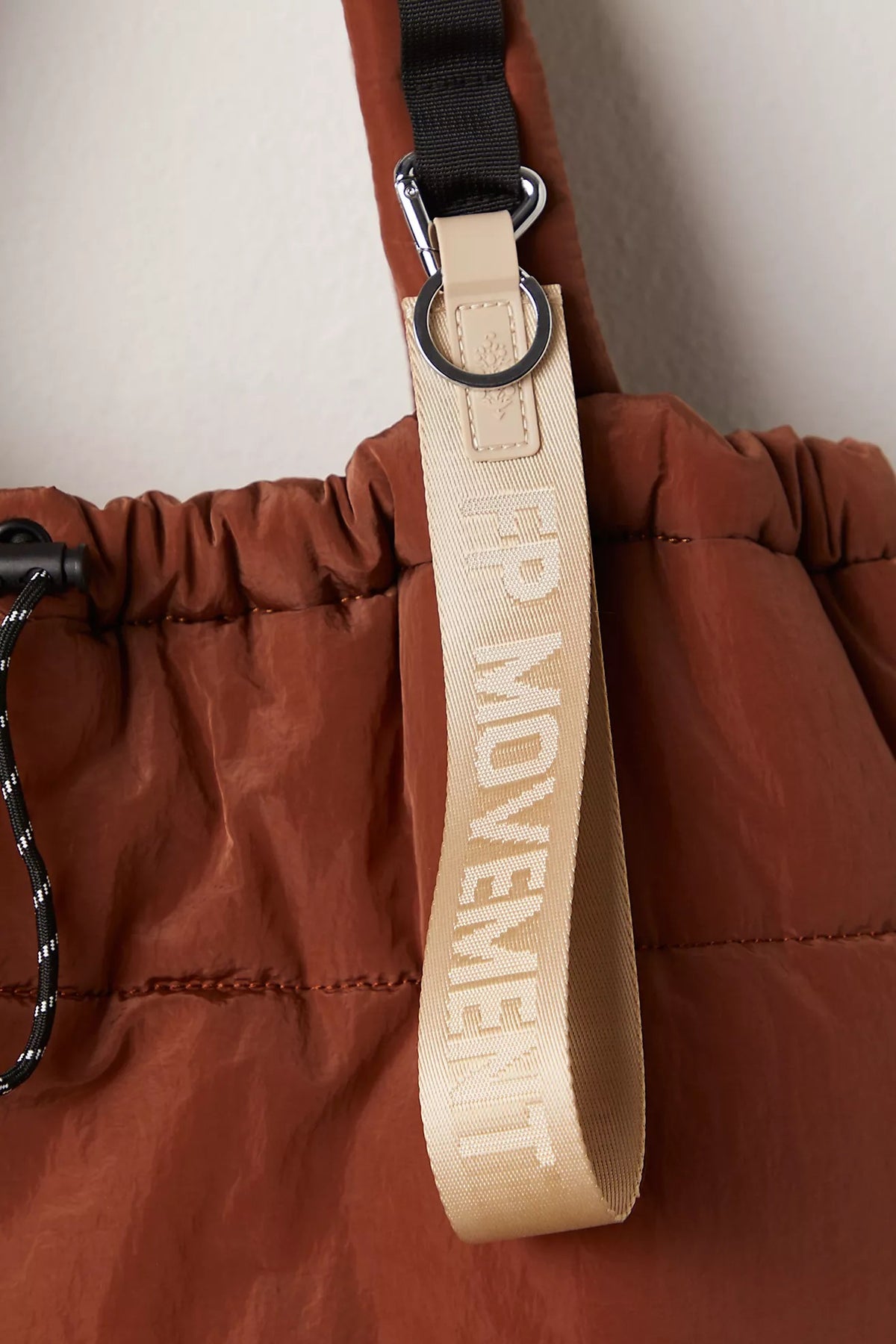 BOUTIQUE FREE PEOPLE THERE IT IS KEYCHAIN OFF WHITE