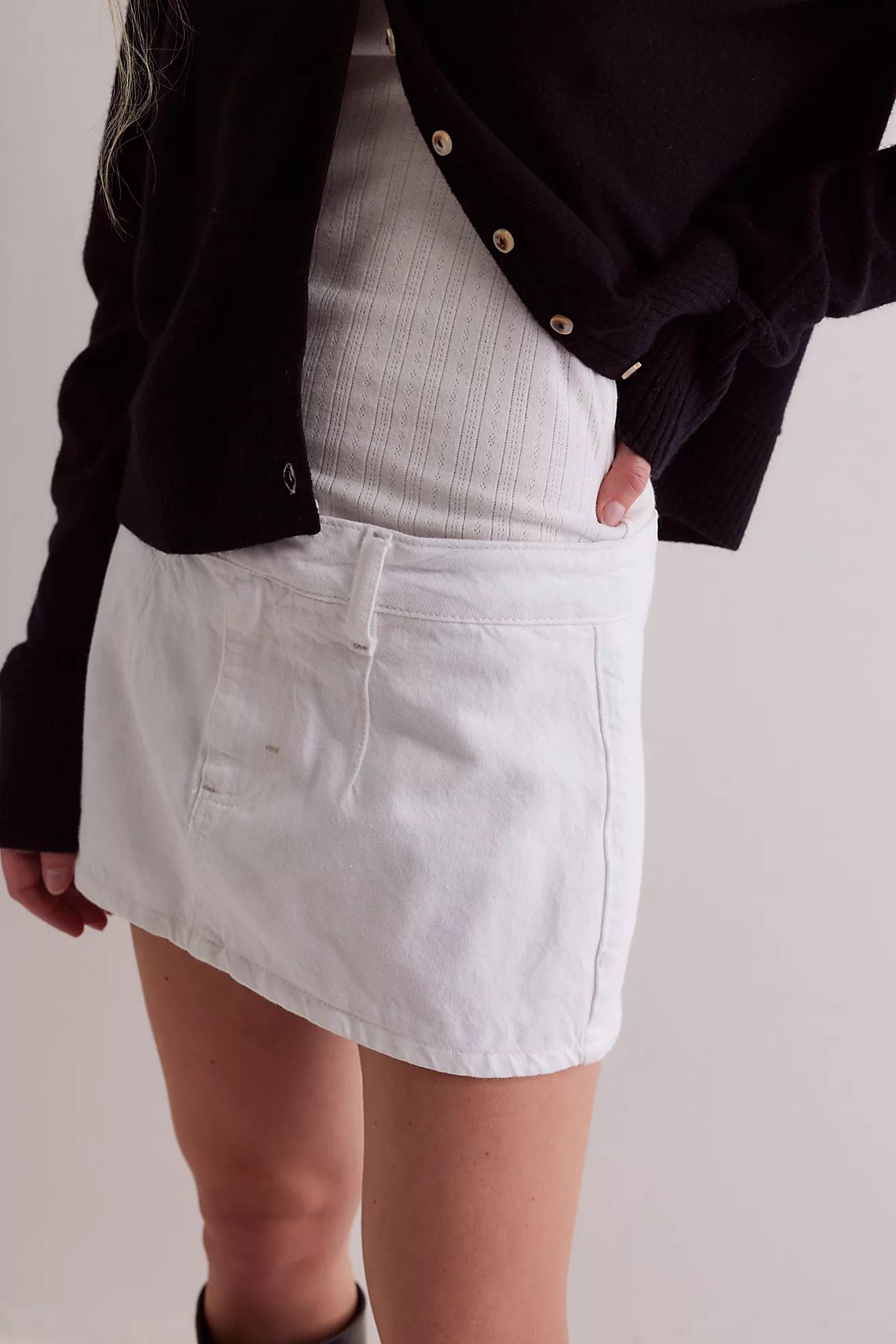 BOUTIQUE FREE PEOPLE WE THE FREE GALLIVANTING PEEKABOO SKORT OPTIC WHITE SIDE