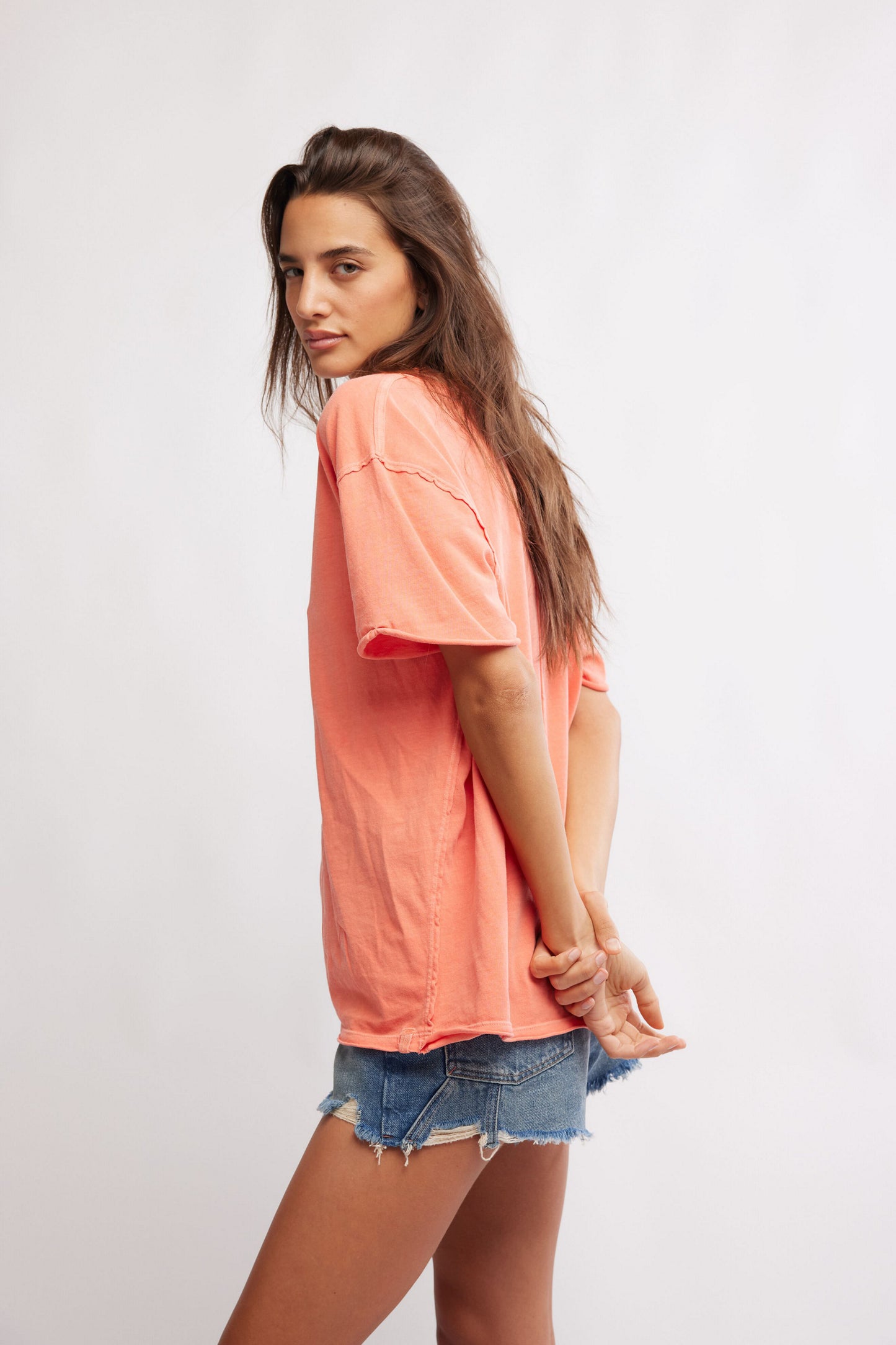 BOUTIQUE FREE PEOPLE WE THE FREE NINA V-NECK TEE THRIVING CORAL SIDE