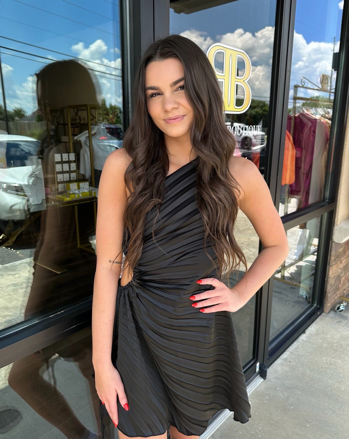 BOUTIQUE GOING PLACES MINI DRESS BLACK ON MODEL FRONT