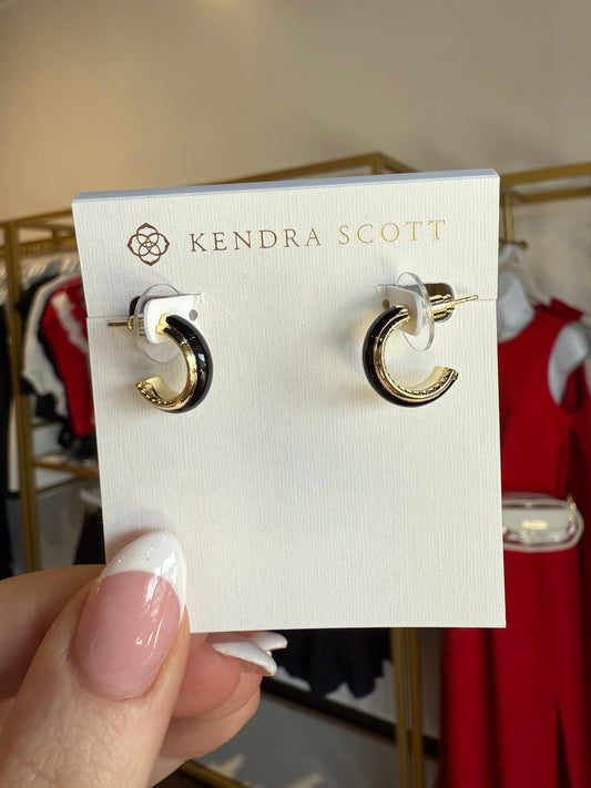 BOUTIQUE KENDRA SCOTT AINSLEY GOLD HUGGIE EARRINGS BLACK ENAMEL IN HAND