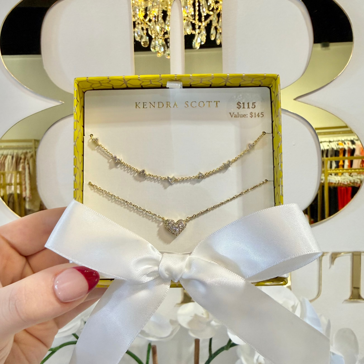 BOUTIQUE KENDRA SCOTT ARI & HAVEN GOLD HEART NECKLACE GIFT SET WHITE CRYSTAL IN HAND