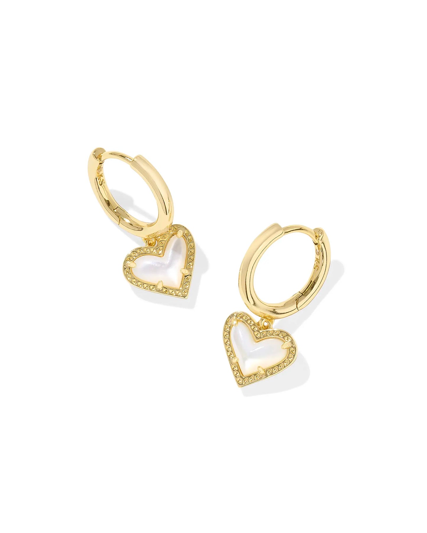 BOUTIQUE KENDRA SCOTT ARI HEART GOLD HUGGIE EARRINGS IVORY MOTHER OF PEARL
