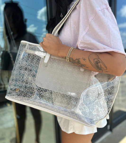 BOUTIQUE KENDRA SCOTT CLEAR TOTE BAG ON MODEL