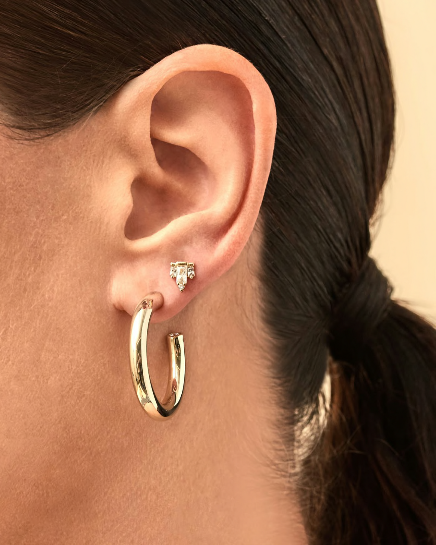 BOUTIQUE KENDRA SCOTT COLETTE GOLD HOOP EARRINGS IN EAR