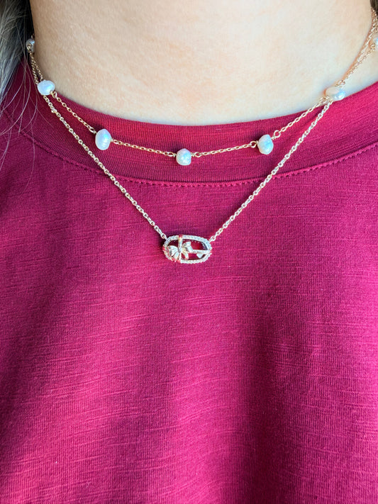 BOUTIQUE KENDRA SCOTT ELISA BOW GOLD SHORT PENDANT NECKLACE IN DARK BURGUNDY ILLUSION ON MODEL