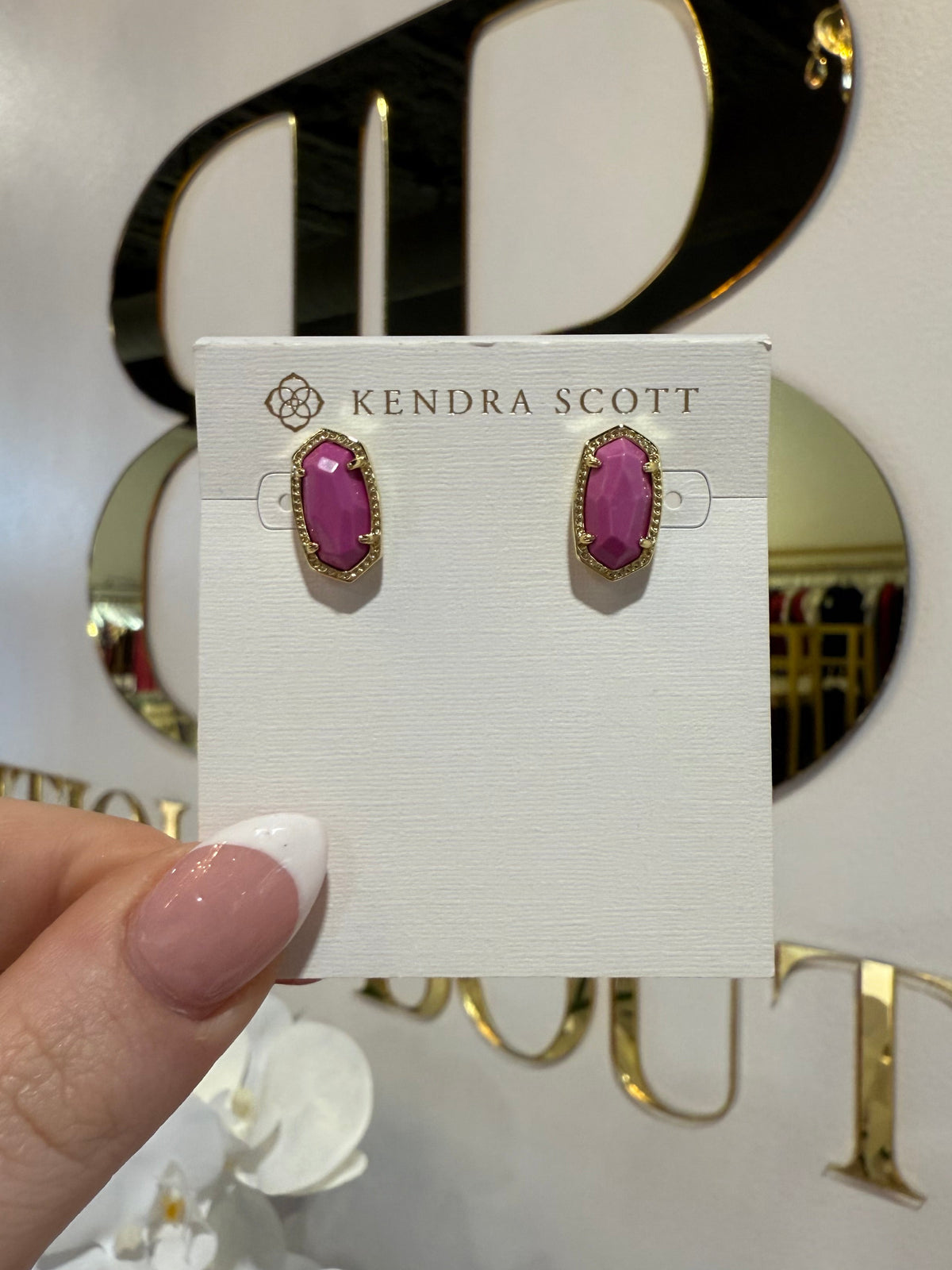 BOUTIQUE KENDRA SCOTT ELLIE STUD GOLD EARRINGS MAGENTA MAGNESITE IN HAND