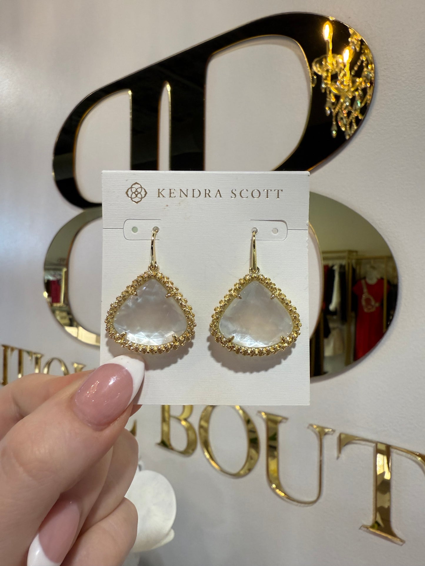 BOUTIQUE KENDRA SCOTT FRAMED KENDALL GOLD LARGE DROP EARRINGS IN IVORY MOTHER OF PEARL IN HAND
