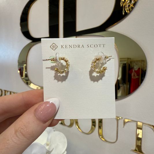 BOUTIQUE KENDRA SCOTT GOLD CAILIN CRYSTAL HUGGIE EARRINGS WHITE CRYSTAL IN HAND