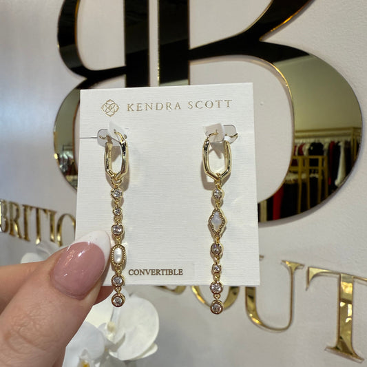 BOUTIQUE KENDRA SCOTT MINI ELISA ABBIE HUGGIE EARRINGS IN HAND