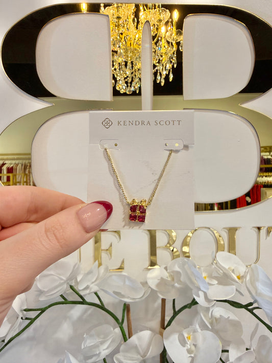 BOUTIQUE KENDRA SCOTT PRESENT GOLD SHORT PENDANT NECKLACE IN RED CRYSTAL IN HAND