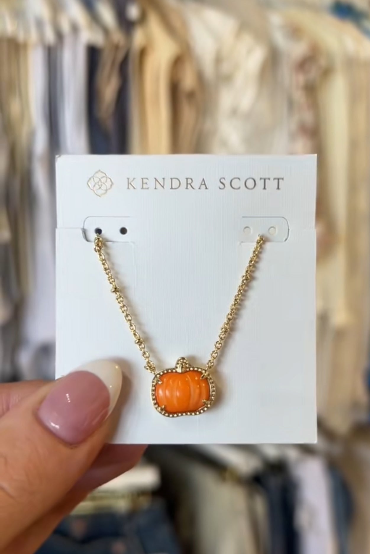 BOUTIQUE  KENDRA SCOTT PUMKIN GOLD SHORT PENDANT NECKLACE ORANGE MOTHER OF PEARL IN HAND