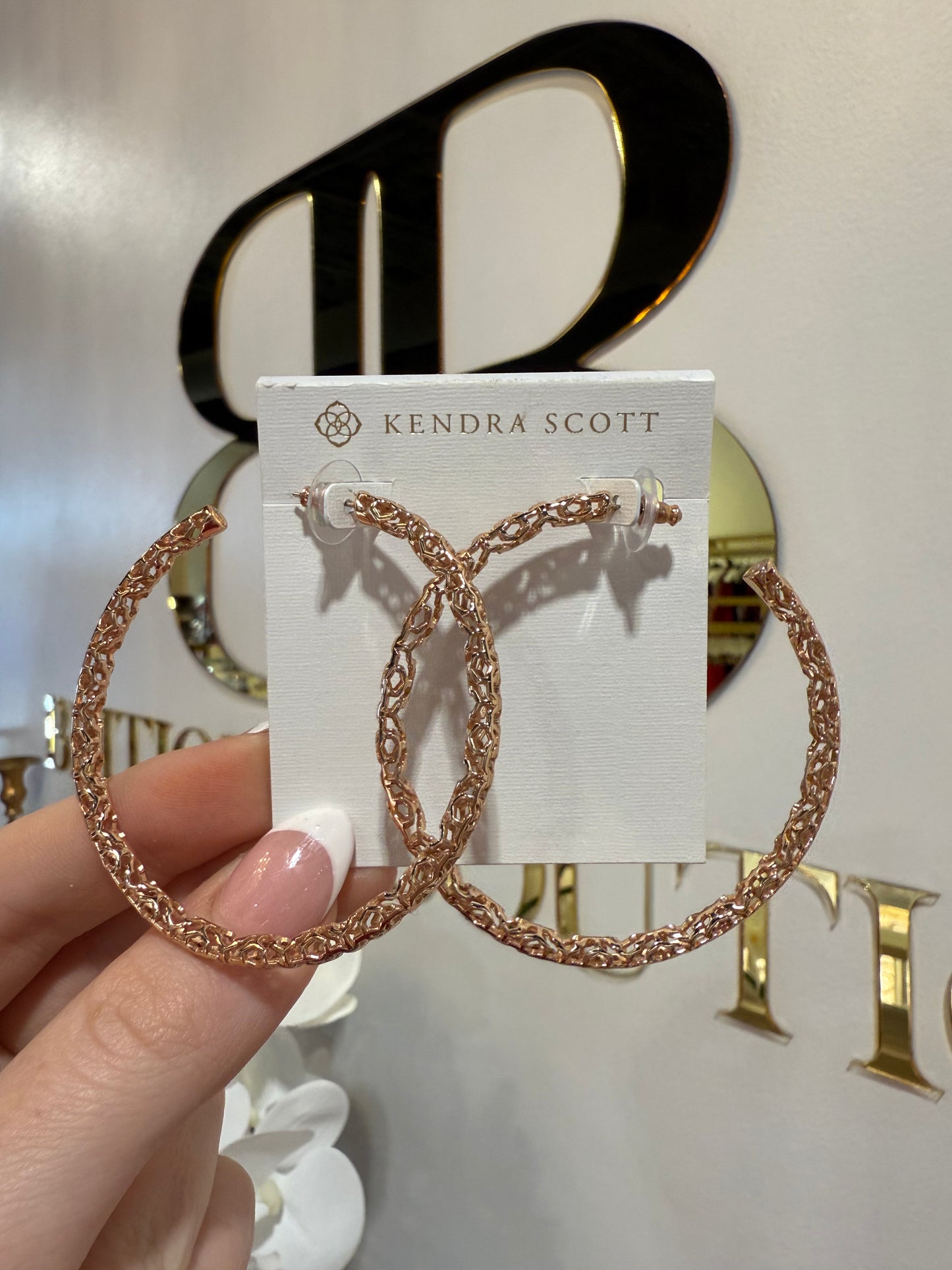 BOUTIQUE KENDRA SCOTT ROSE GOLD MAGGIE HOOP EARRINGS 2.5 INCH IN HAND