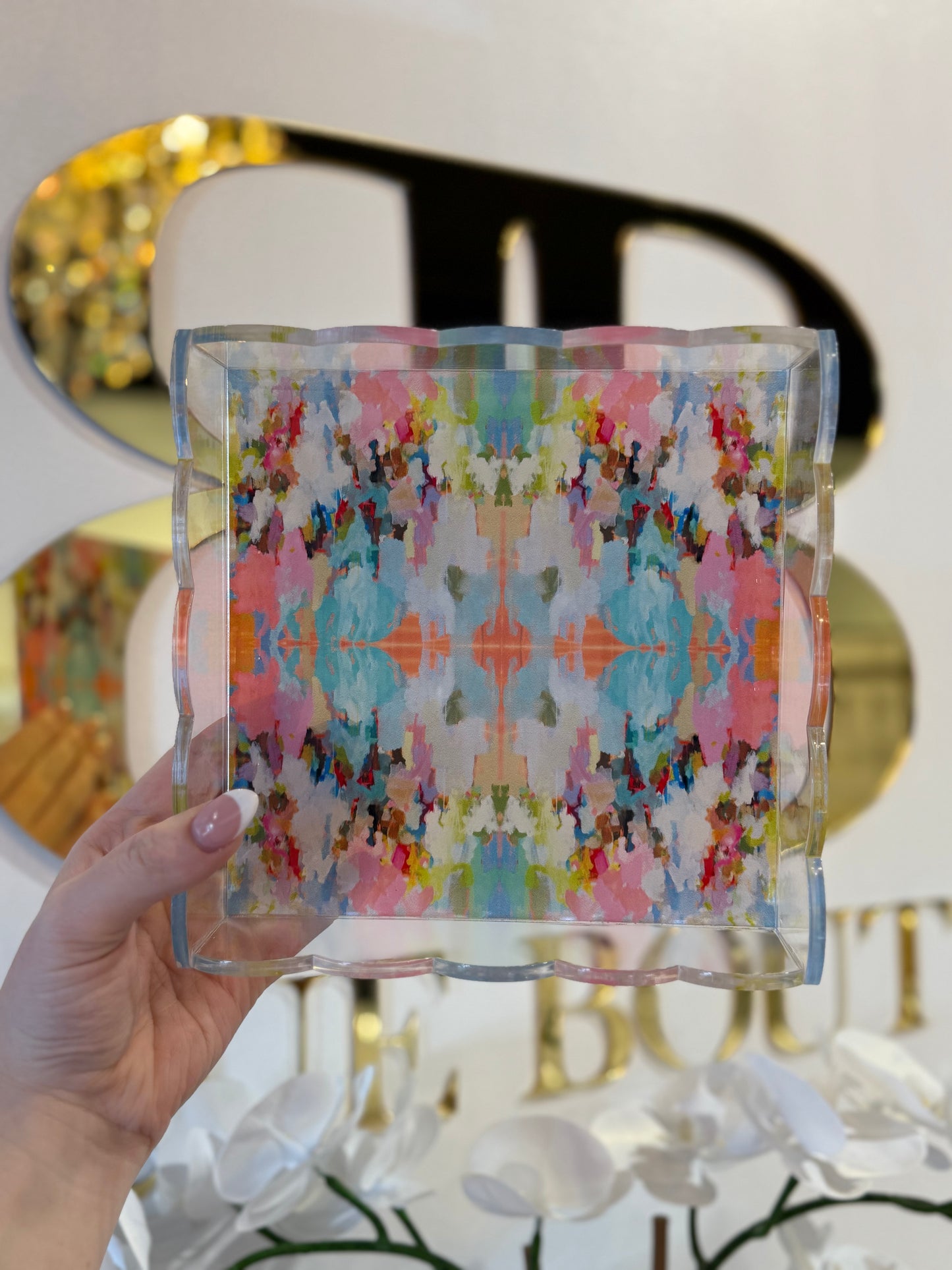 BOUTIQUE LAURA PARK BROOKS AVENUE SCALLOPED TRAY SMALL IN HAND