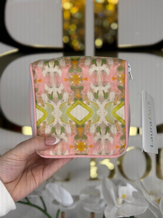 BOUTIQUE LAURA PARK WHITE LOTUS JEWELRY CASE IN HAND