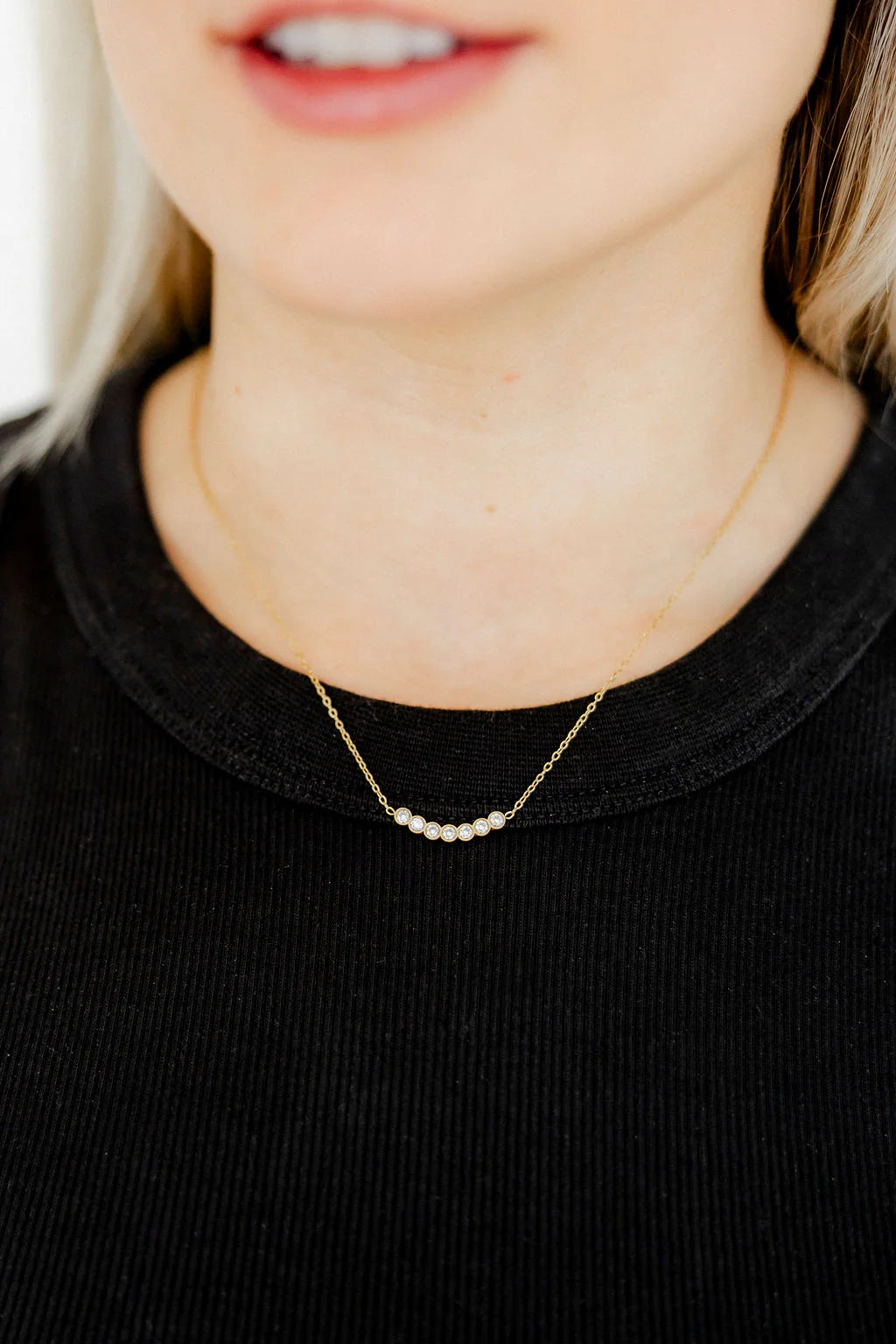 BOUTIQUE LINNY CO ABIGAIL GOLD NECKLACE ON NECK