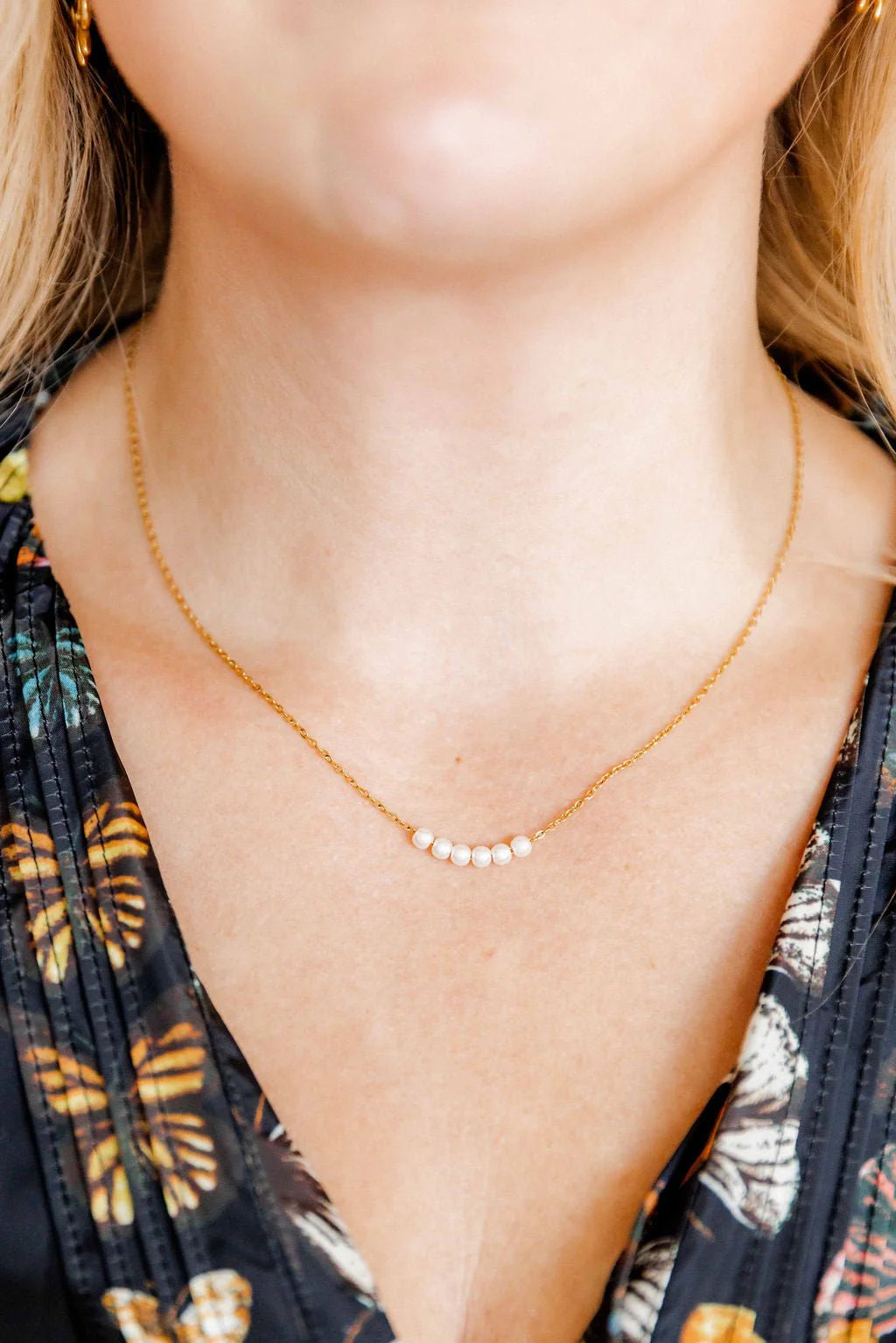 BOUTIQUE LINNY CO DELTA PEARL GOLD NECKLACE ON NECK