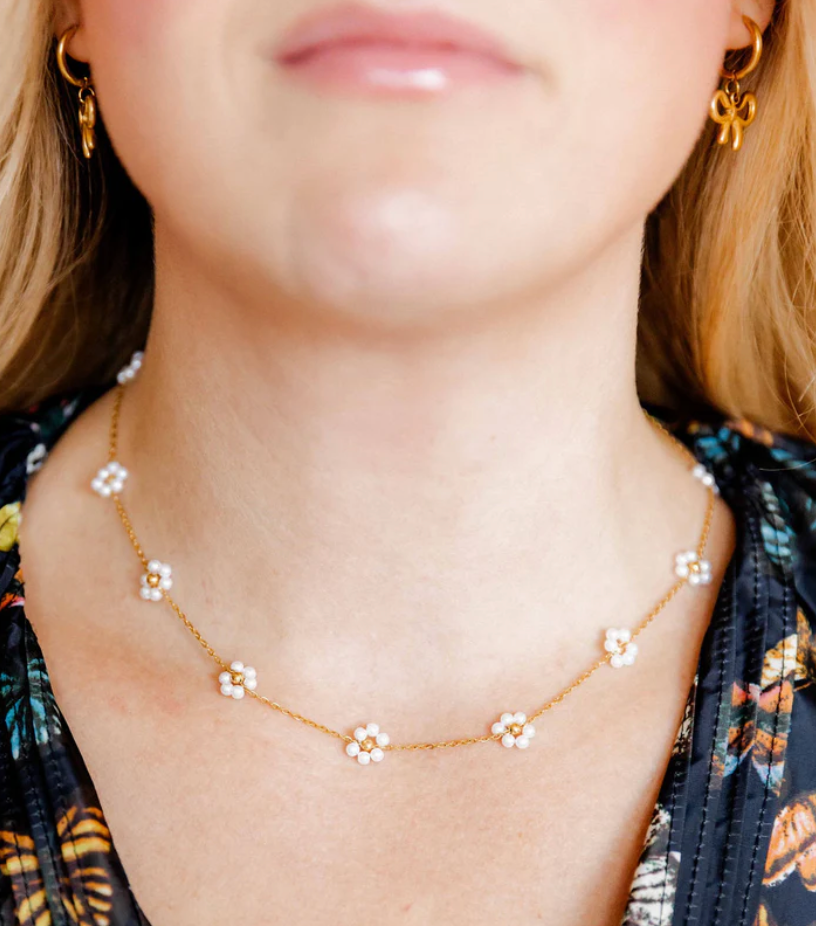 BOUTIQUE LINNY CO GOLD FLOWER PEARL GRACIE NECKLACE 3