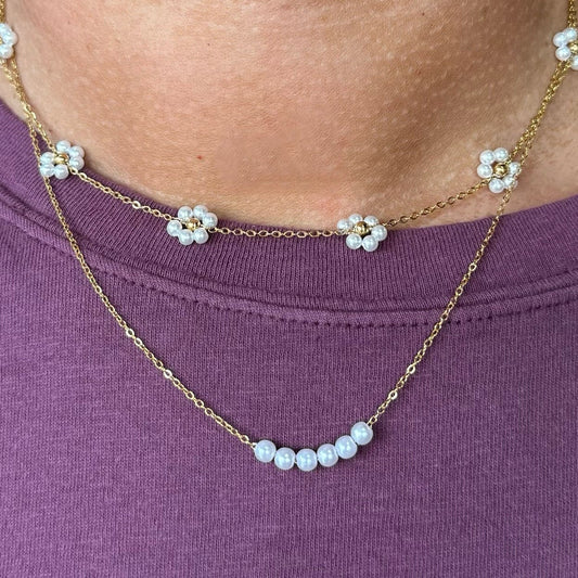 BOUTIQUE LINNY CO GOLD FLOWER PEARL GRACIE NECKLACE ON MODEL