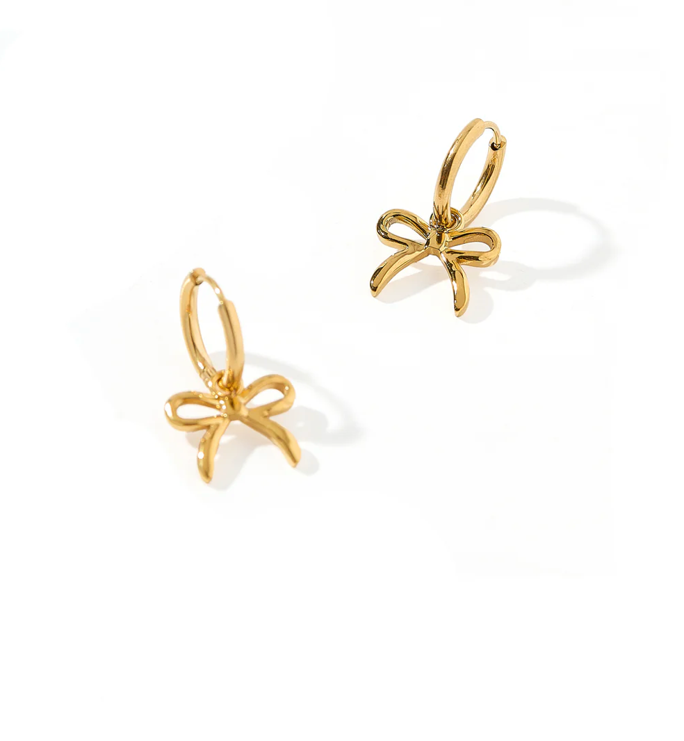 BOUTIQUE LINNY CO HUGGIE CHARM EARRINGS SADIE BOW GOLD 2