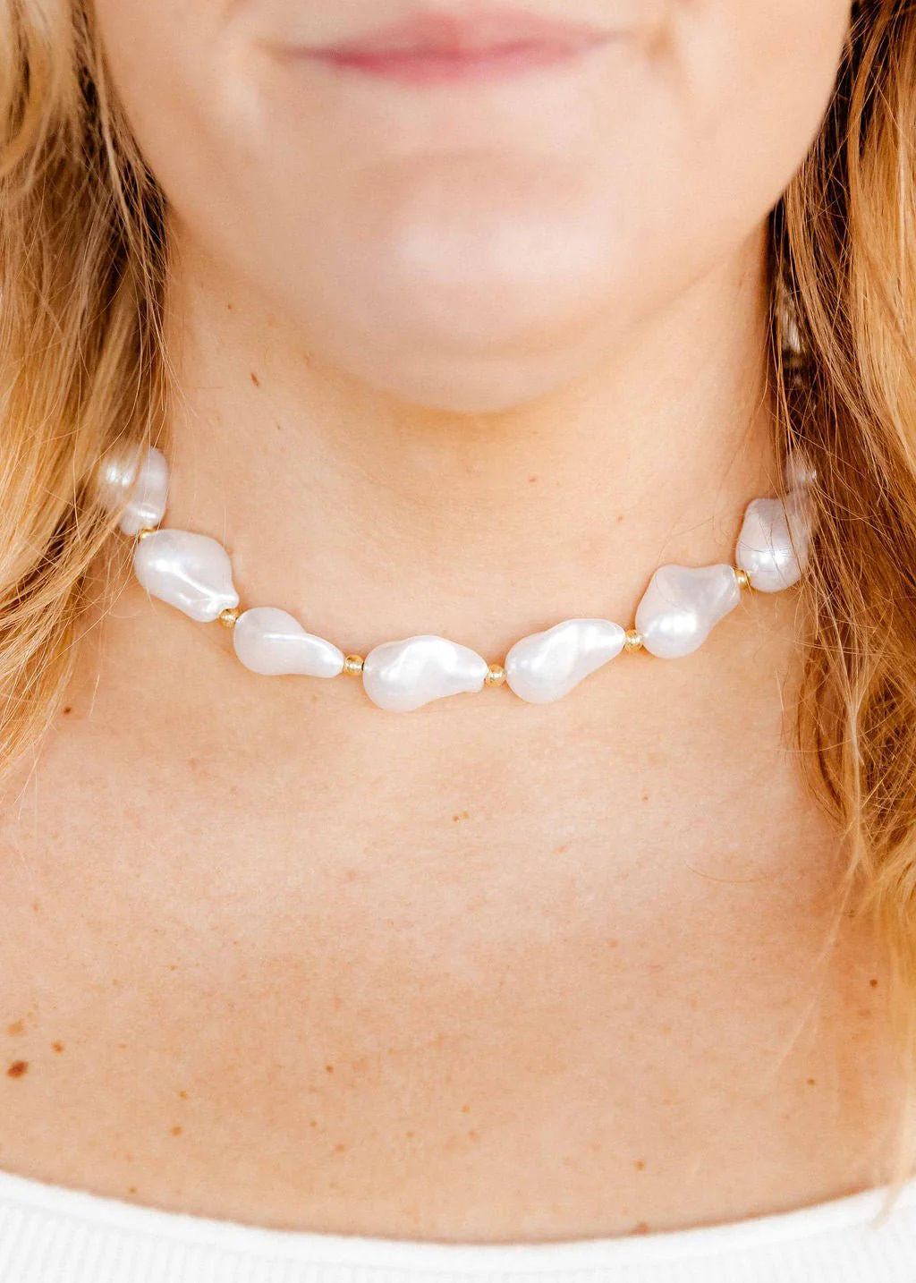 BOUTIQUE LINNY CO LANA GOLD PEARL NECKLACE ON NECK