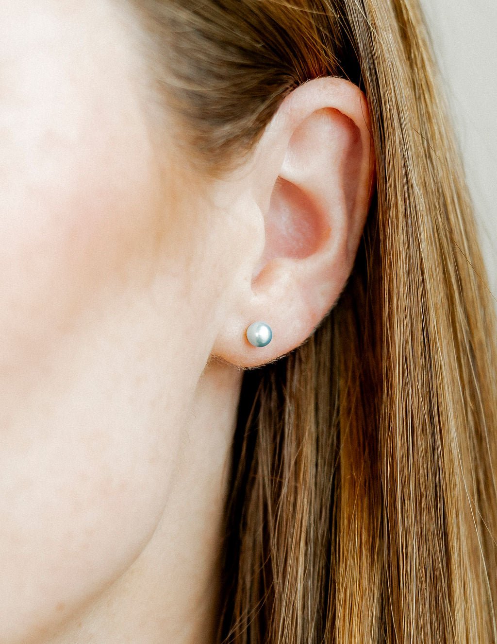 BOUTIQUE LINNY CO PAYTON PEARL BLUE 5MM SCREWBACK STUD EARRINGS IN EAR