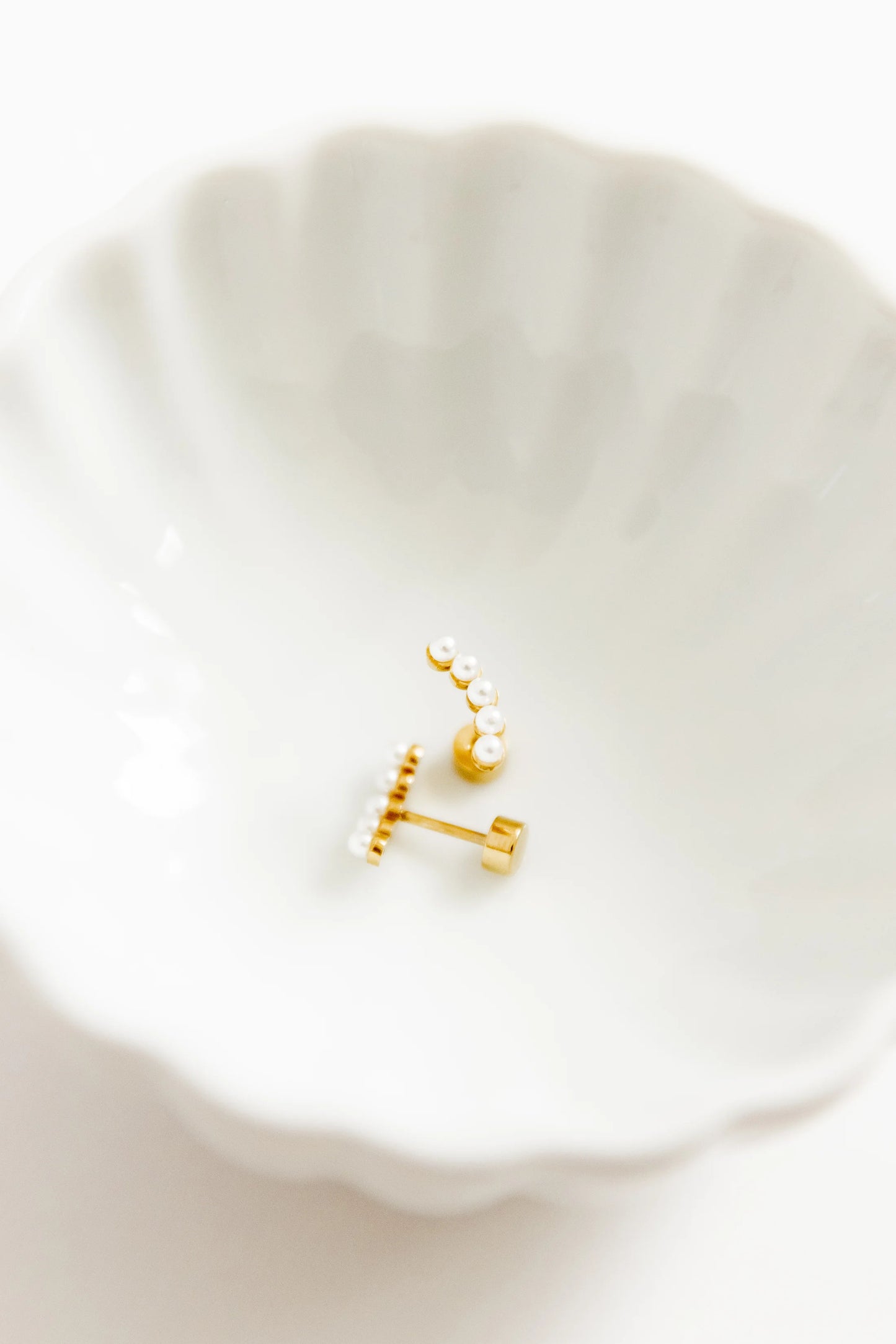 BOUTIQUE LINNY CO SCREWBACK STUD EARRINGS - ABIGAIL PEARL 4