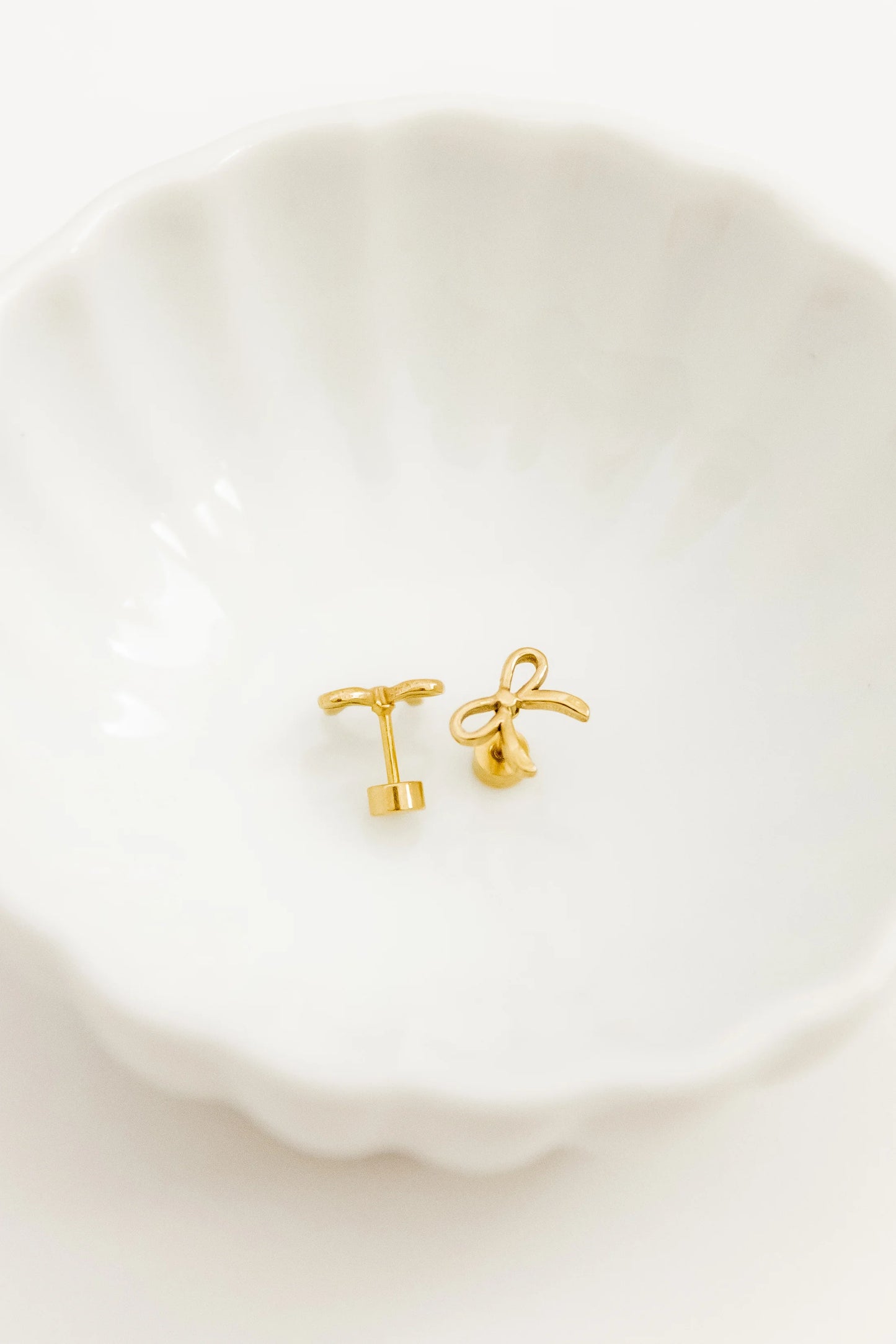 BOUTIQUE LINNY CO SCREWBACK STUD EARRINGS SADIE BOW GOLD