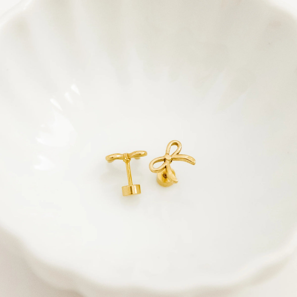 BOUTIQUE LINNY CO SCREWBACK STUD EARRINGS SADIE BOW GOLD
