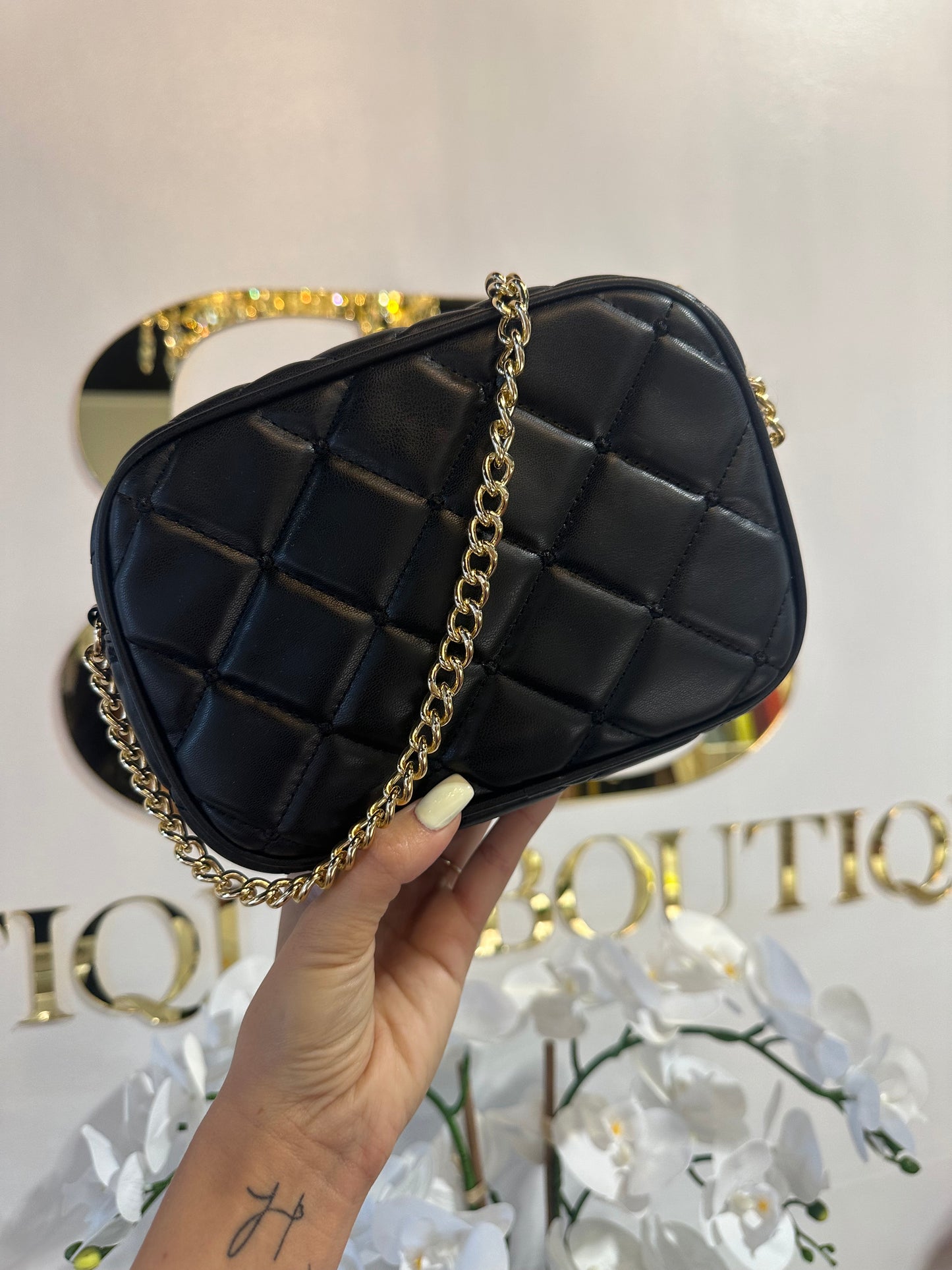 BOUTIQUE SHIRALEAH MADEMOISELLE CAMERA BAG BLACK FRONT IN HAND