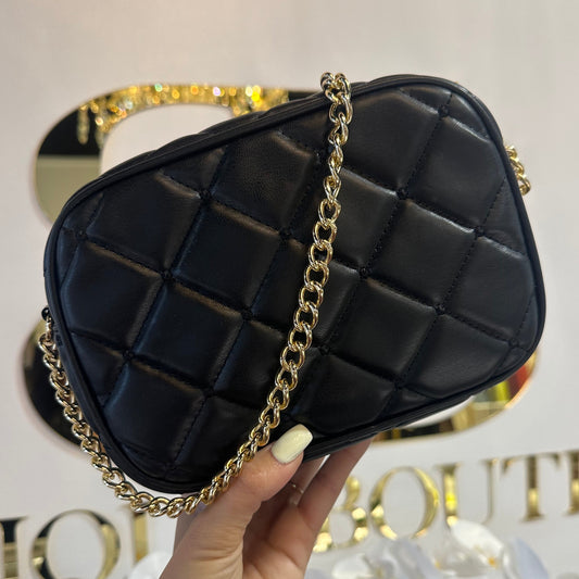 BOUTIQUE SHIRALEAH MADEMOISELLE CAMERA BAG BLACK FRONT IN HAND