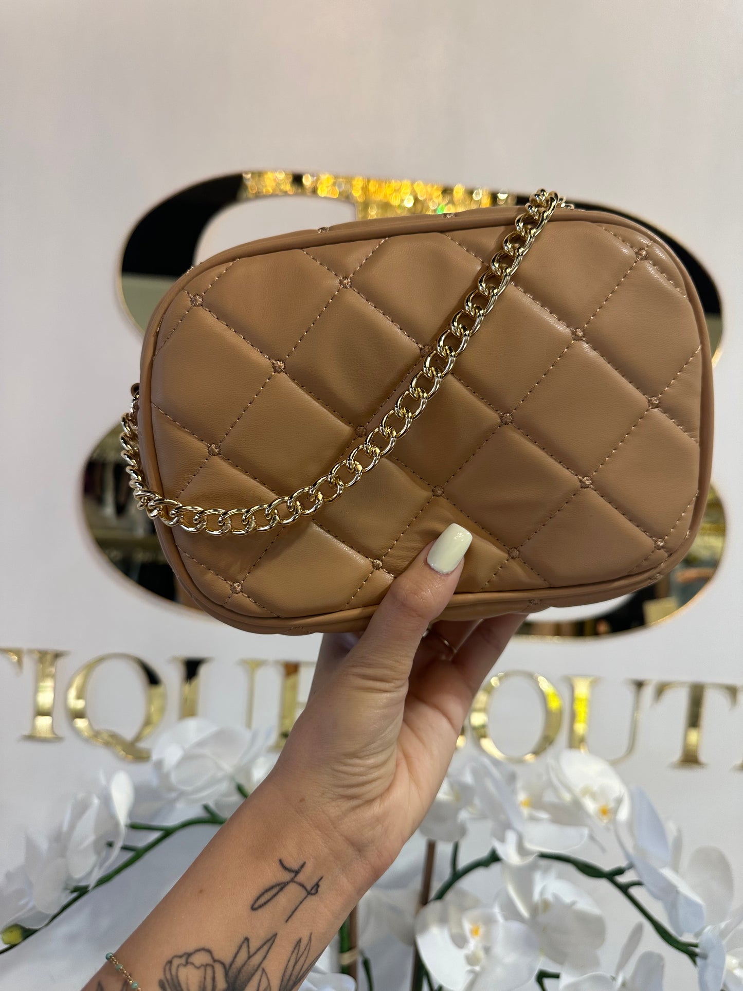 BOUTIQUE SHIRALEAH MADEMOISELLE CAMERA BAG CAMEL FRONT IN HAND
