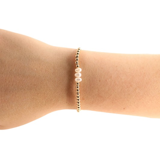 BOUTIQUE BEADED BLONDE GOLD HARPER PEARL BRACELET ON ARM