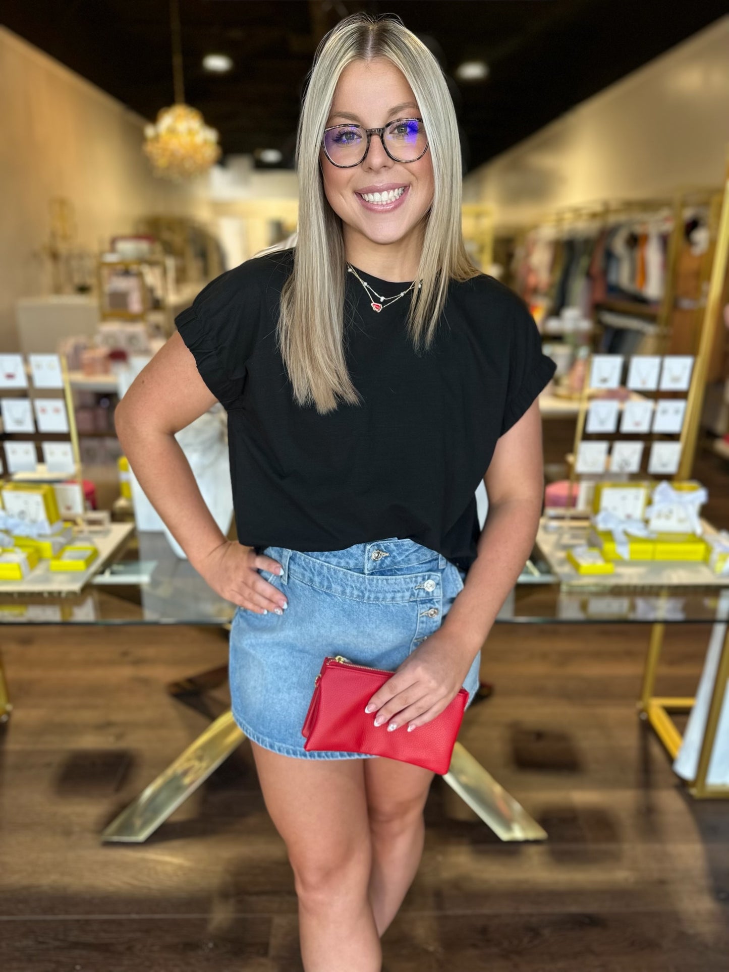 BOUTIQUE CUTE & CATCHY TOP ON MODEL FRONT BLACK