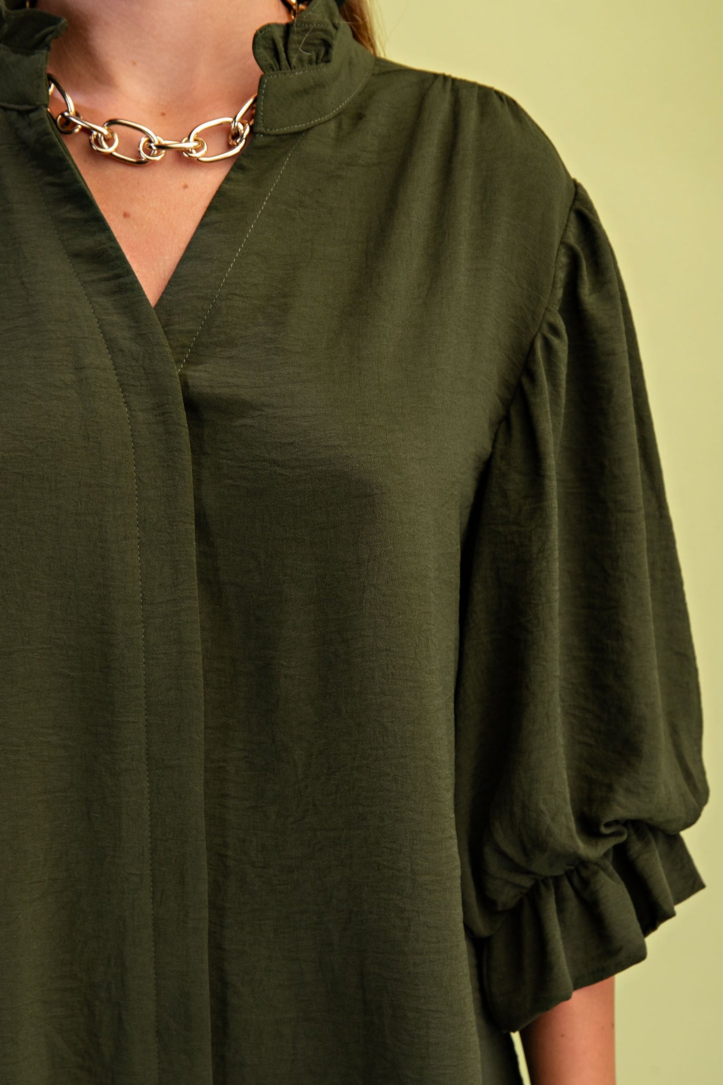 BOUTIQUE EVERYDAY CHARM BLOUSE OLIVEFRONT UP CLOSE