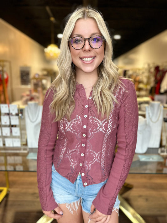 BOUTIQUE FREE PEOPLE JAE KNIT LONG SLEEVE CRUSHED BERRY FRONT ON MODEL