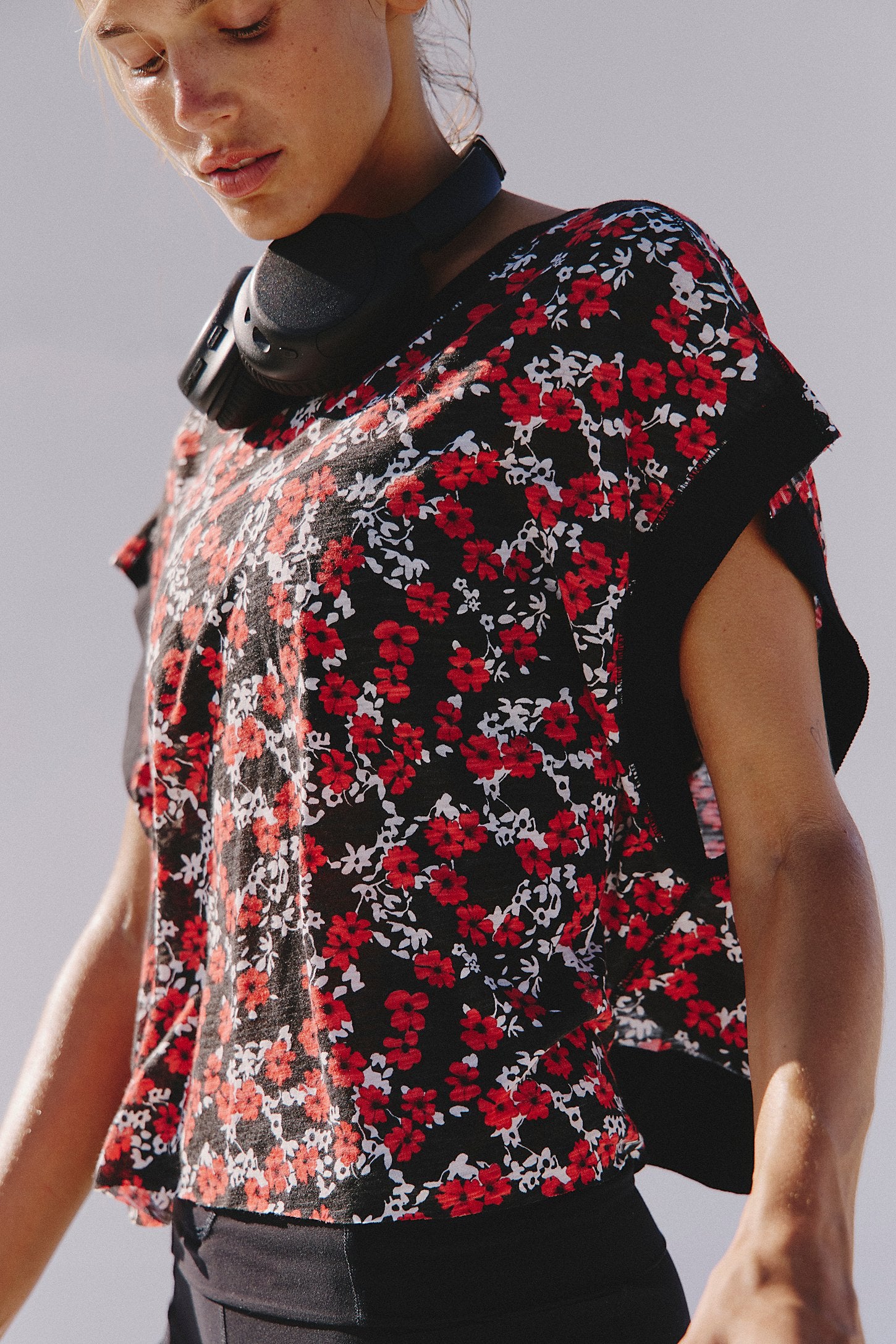 BOUTIQUE FREE PEOPLE MY TIME TEE PRINTED CRANBERRY DITSY BLACK SIDE