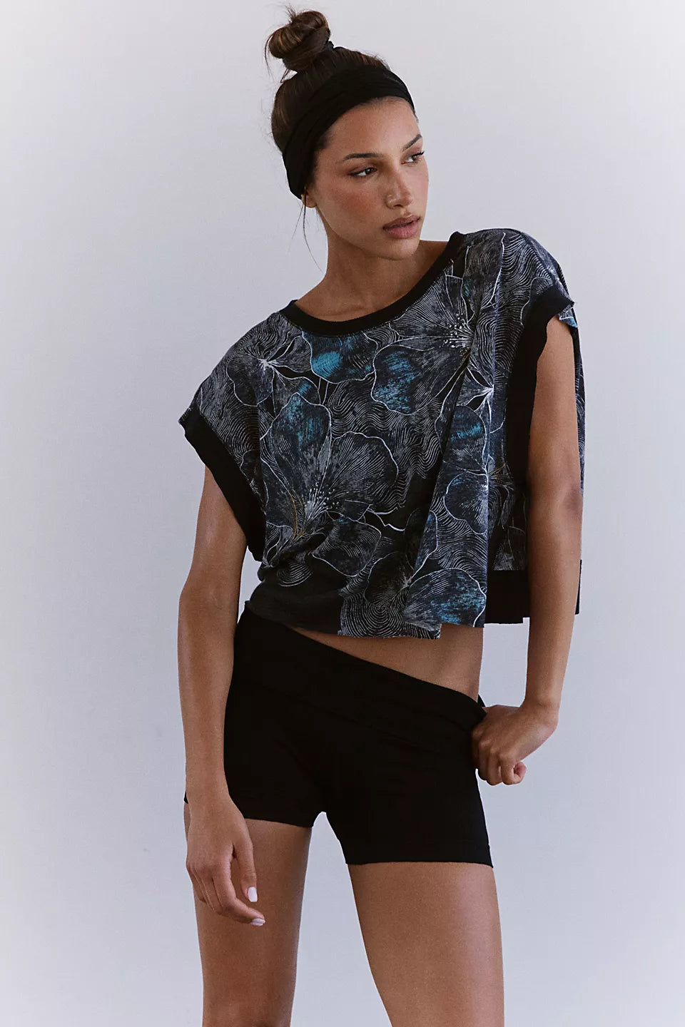 BOUTIQUE FREE PEOPLE MY TIME TEE PRINTED MIDNIGHT FLORAL BLACK FRONT