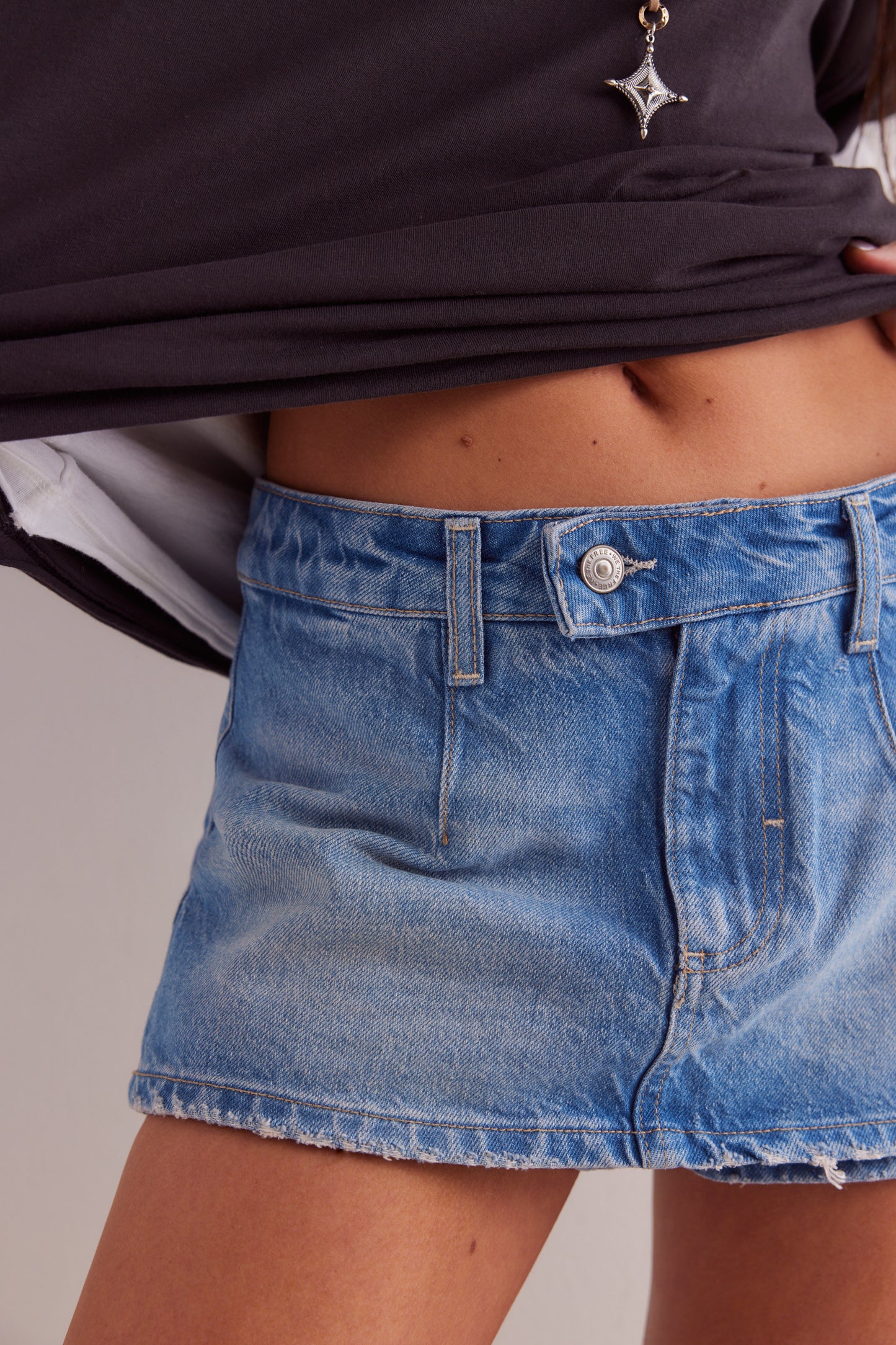 BOUTIQUE FREE PEOPLE WE THE FREE GALLIVANTING PEEKABOO SKORT OASIS BLUE CLOSE UP