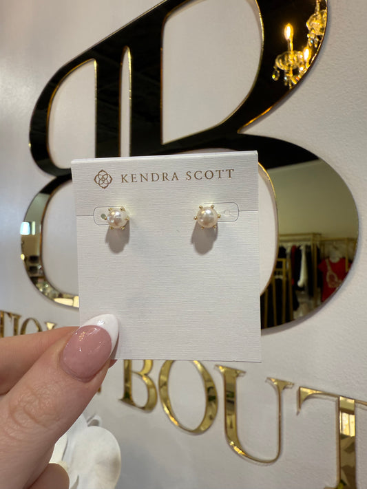BOUTIQUE KENDRA SCOTT ASHTON GOLD PEARL STUD EARRINGS IN HAND